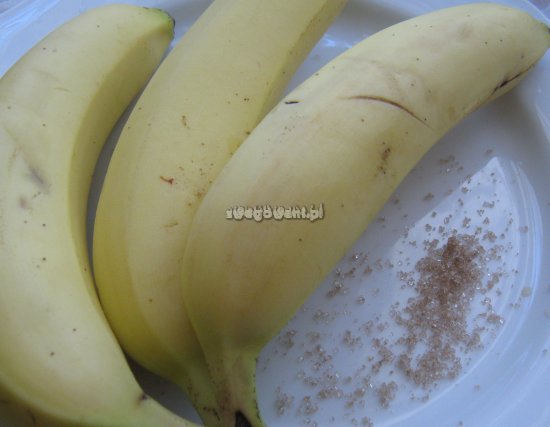 Ciasto bananowe z polewą karmelową i orzechami - składniki