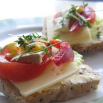 Kanapka z serem lub tofu, pomidorem, papryką, kukurydzą, rzeżuchą i szczypiorkiem