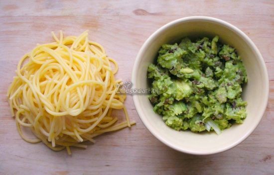 Kukurydziane spaghetti z zieloną salsą z awokado