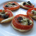 Minipizza z pomidorem i oliwkami