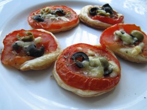 Minipizza z pomidorem i oliwkami