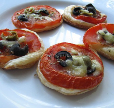 Minipizza z pomidorem i oliwkami