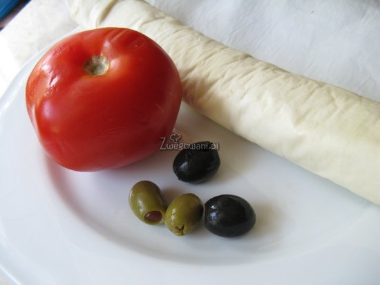 Minipizza z pomidorem i oliwkami - składniki