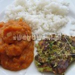 Wegetariański obiad (propozycja) - ryż z plackami z awokado (guacamole) i purée z marchwi i rzodkiewki