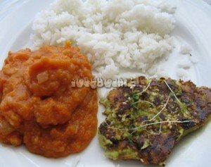 Wegetariański obiad (propozycja) - ryż z plackami z awokado (guacamole) i purée z marchwi i rzodkiewki
