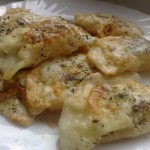 Pierogi ruskie zapiekane z serem czosnkiem i bazylią Pierogi ruskie zapiekane z serem czosnkiem i bazylią