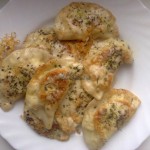 Pierogi ruskie zapiekane z serem czosnkiem i bazylią Pierogi ruskie zapiekane z serem czosnkiem i bazylią
