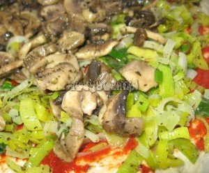 Pizza cebulowa z pieczarkami i porem