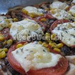 Gotowa pizza z pieczarkami, pomidorem i kukurydzą