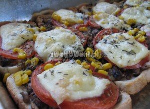 Gotowa pizza z pieczarkami, pomidorem i kukurydzą