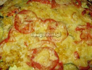 Pizza z pieczarkami po wyjęciu z piekarnika