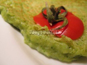 Gotowe placki z brokułami serwowane z pomidorem