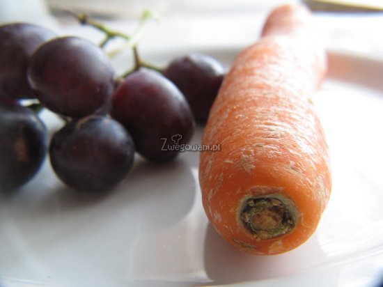 Sałatka orzechowa z marchewką i winogronami