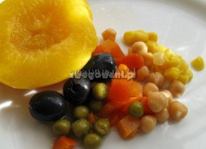 Sałatka warzywna z brzoskwinią i ciecierzycą - składniki