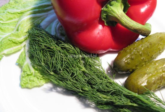 Sałatka warzywna z ogórkiem, papryką i oliwkami - składniki