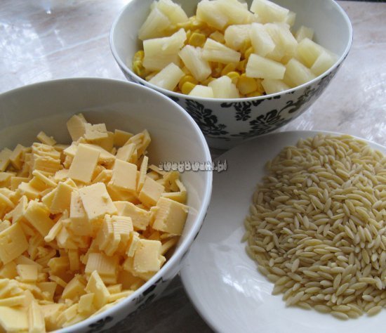 Sałatka z ananasem i kukurydzą - składniki