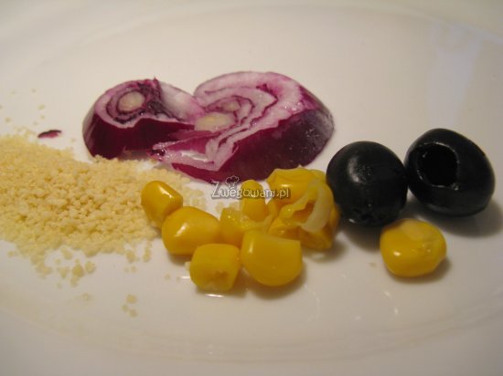 Sałatka z kuskusem, ogórkiem i kukurydzą - składniki