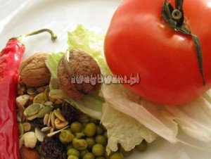 Sałatka z pomidorem, serem i bakaliami - składniki