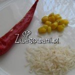Sałatka z ryżem, kukurydzą i papryką chili - składniki Sałatka z ryżem, kukurydzą i papryką chili - składniki
