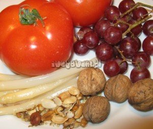 Sałatka z winogron, szparagów i pomidorów - składniki