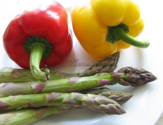 Szparagi z grilla z dipem paprykowym - składniki