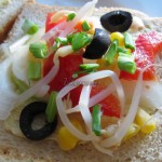 Tost z kukurydzą, cebulą, papryką, oliwkami, szczypiorkiem i kiełkami soi