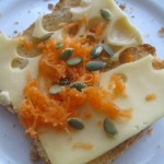 Tost z masłem czosnkowym, serem, marchewką i pestkami soi