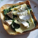Tost z pesto ze szpinakiem, tofu i serem