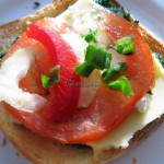 Tost z pesto ze szpinakiem, tofu, serem, pomidorem, papryką, cebulą i szczypiorkiem