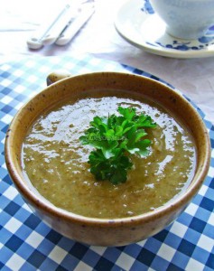 Wiosenna zupa z liśćmi rzodkiewki