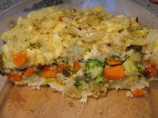 Zapiekanka ziemniaczana z warzywami w środku