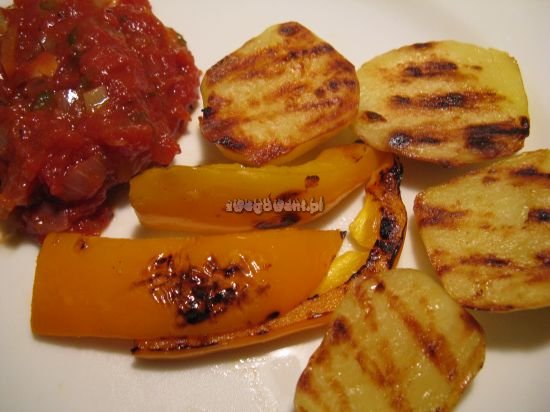 Grillowane ziemniaki z sosem barbecue - gotowe danie