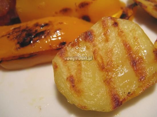 Ziemniaki z grilla i papryką z sosem barbecue